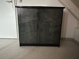 Schwarze Möbelstücke zu verschenken