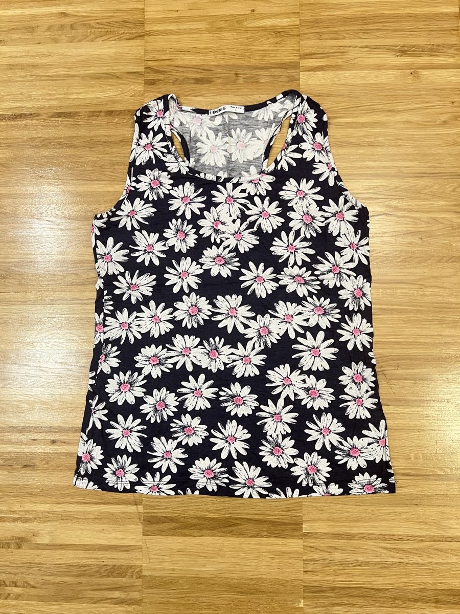 Top: Blue floral top – Nuovo (secondo la descrizione) da Adliswil venduto da Marjin