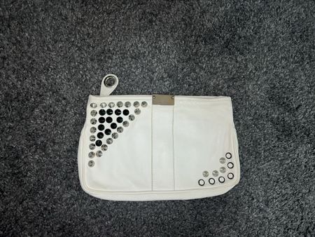 Jimmy Choo Clutch, weisses Leder, Nieten
