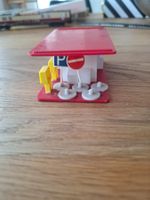 Bespielte Tankstelle aus Plastik für Modelleisenbahn