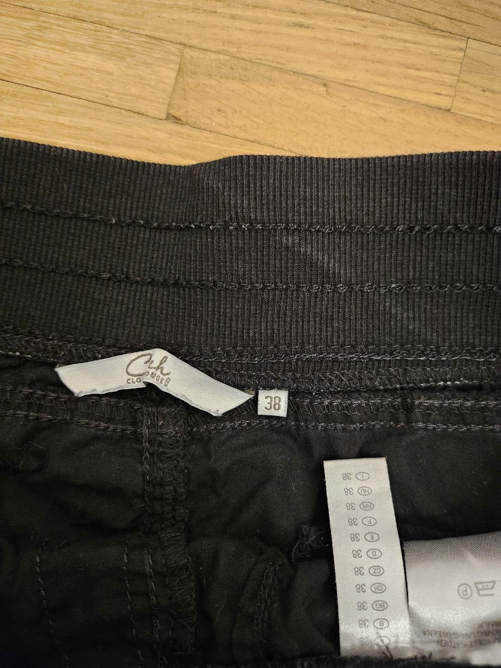 C&A Pantaloni: petit short noir – Nuovo (secondo la descrizione) da La Tour-de-Peilz venduto da mar_2r26 2