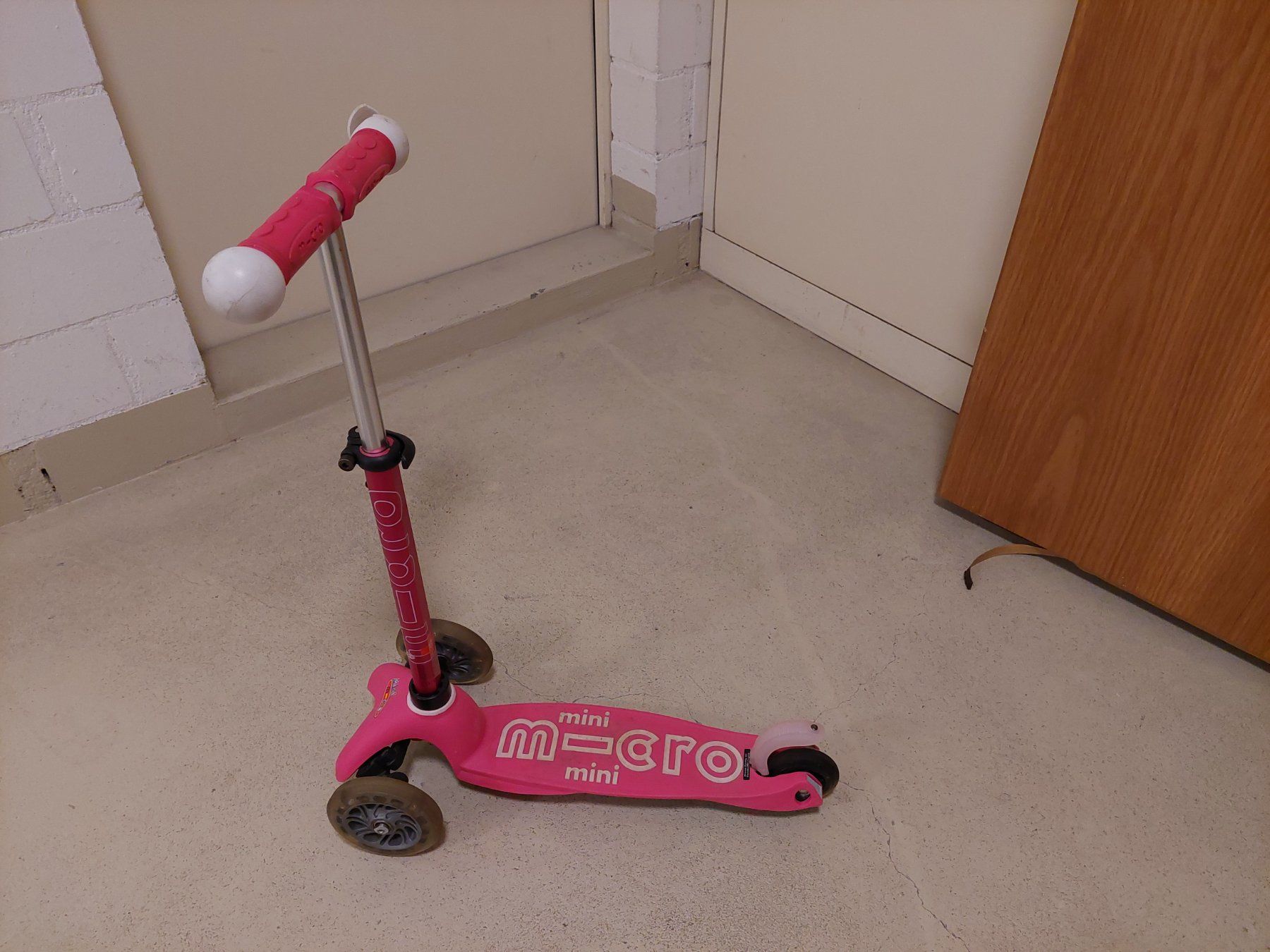 Micro Kickboard: Mini Micro Deluxe Magic Light Scooter mit Ersatz LED's – Usato da Wetzikon ZH venduto da roegoe123