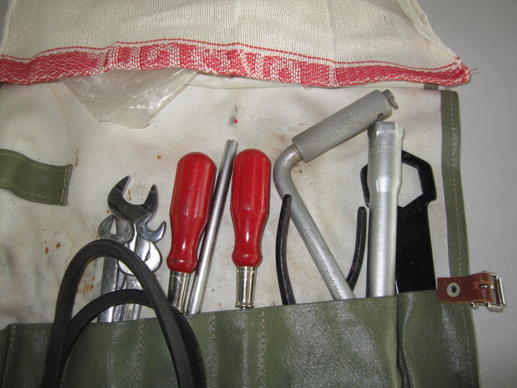 Porsche Tutti pezzi di ricambio auto: Porsche 356 A originale Werkzeugtasche Toolkit mit Inhalt – Usato da Dietikon venduto da exclusive-cars-ag 2
