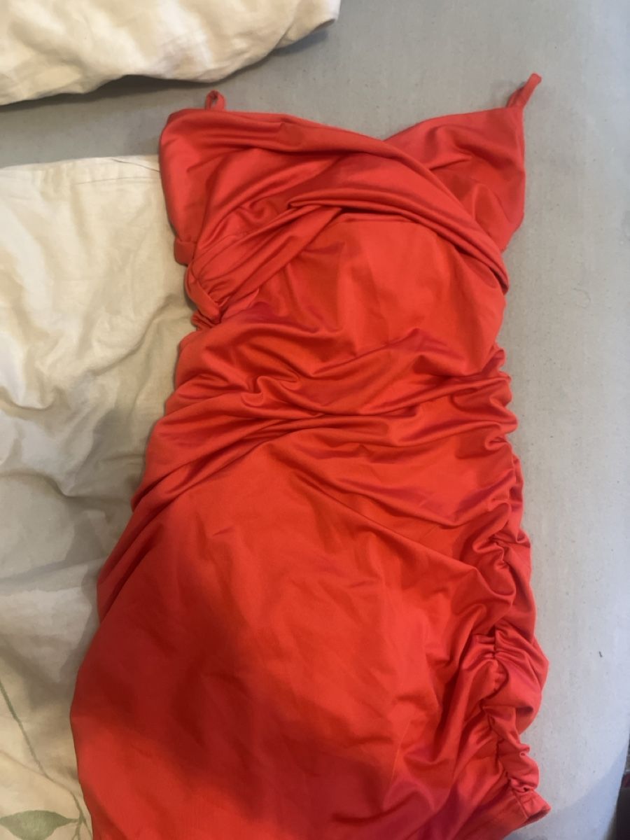 Robes: Rotes Kleid – Neuf (Voir description) à Egerkingen par dan_qqf9