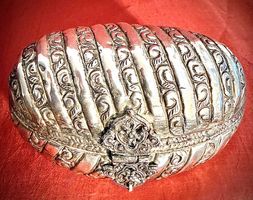 Versilberte Schmuckdose Samtauskleidung  im Barockstil