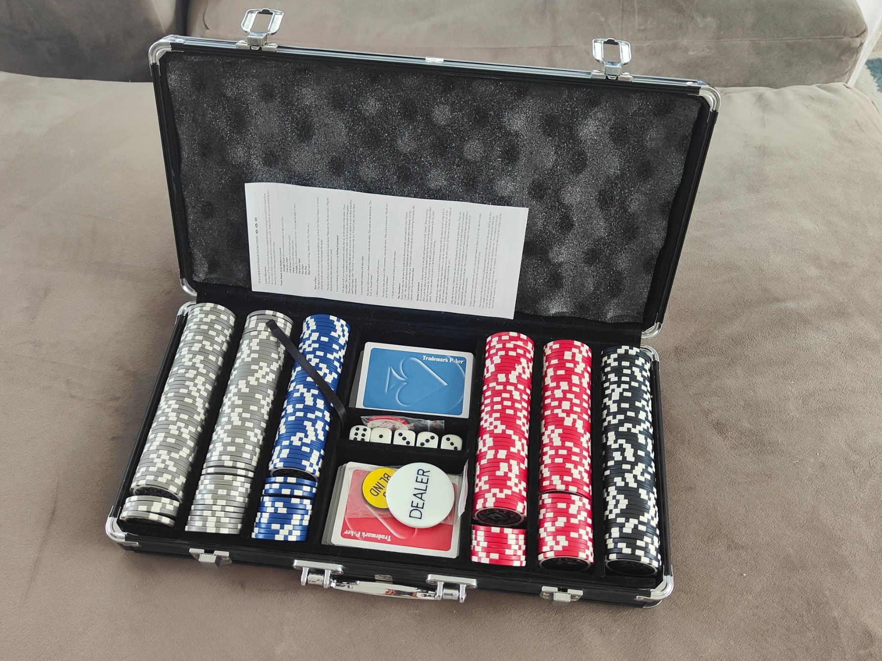 Giochi: Komplettes Pokerset im Alukoffer - 300 Chips – Usato da Wädenswil venduto da jac_7m9c