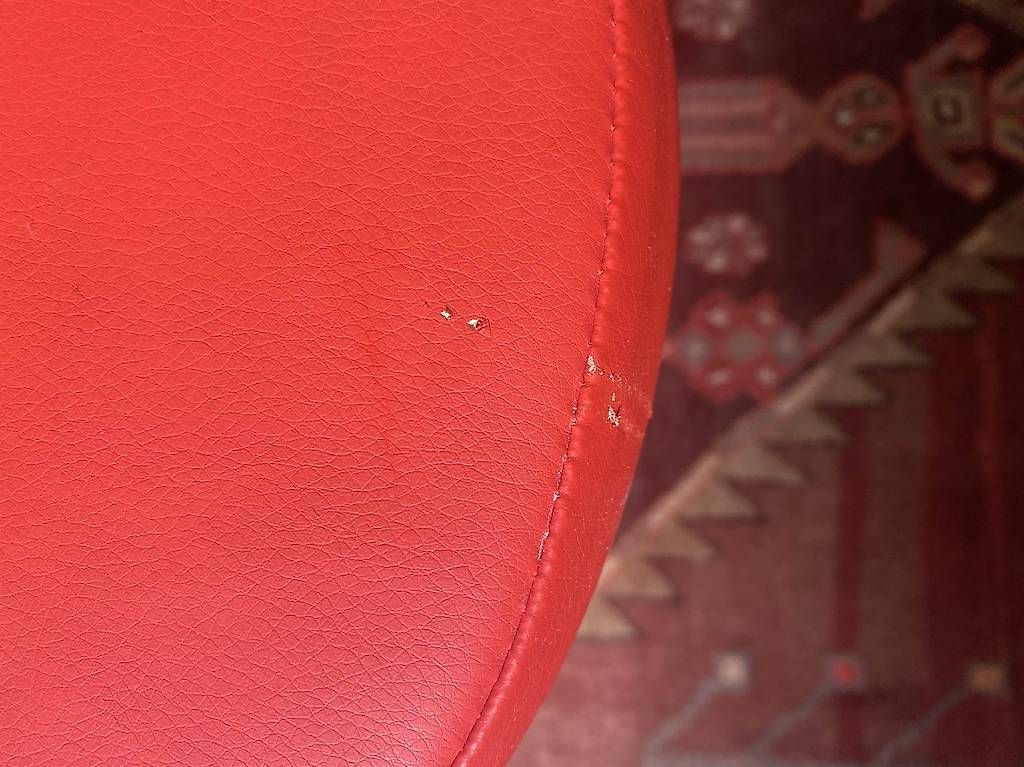 Tabourets: Pouf de couleur rouge – D'occasion à Arvillard (Salins) par Taniguchi 1