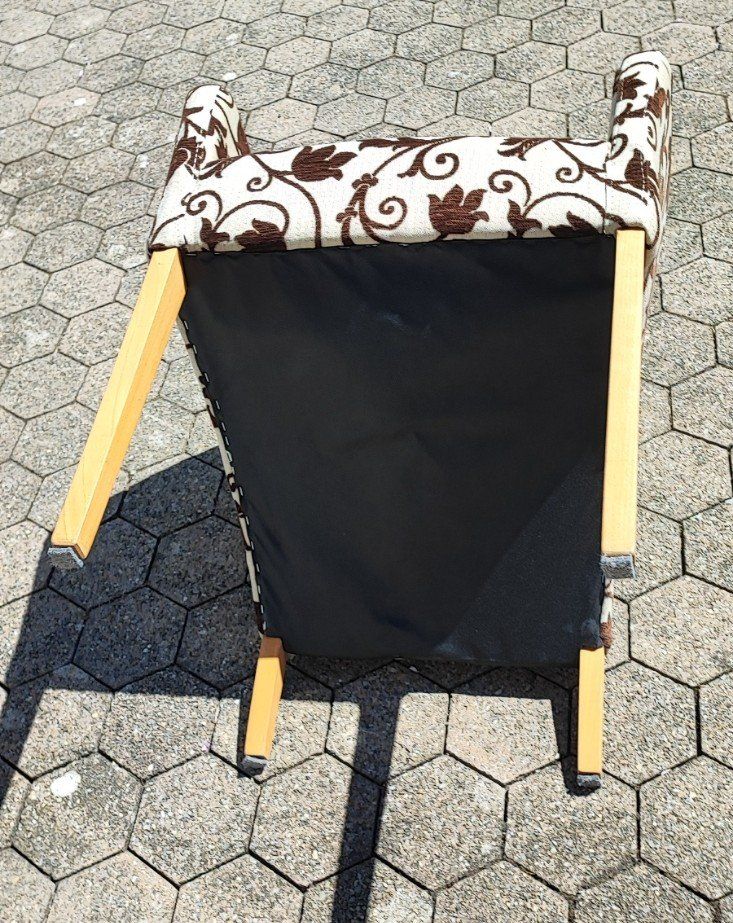 Poltrone: Gemütlicher Sessel mit Hocker, braunes Rankenmuster – Usato da Mosnang venduto da KurtHe 3