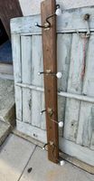 Antike Wandgarderobe um 1900– Eichenholz, Messing & Porzelan