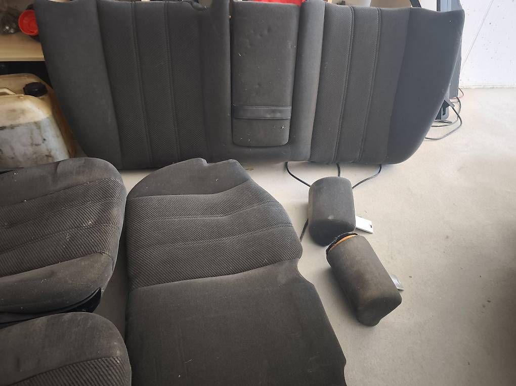 Tutti pezzi di ricambio auto: BMW E34 Limousine Innenausstattung.  – Usato da Zihlschlacht venduto da rad_vvm9 2