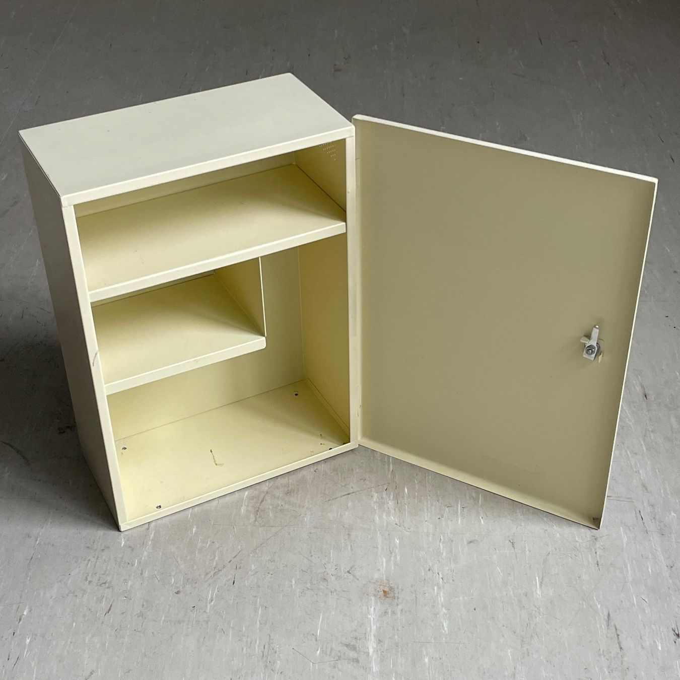 Armadi: 1950er MEWA Apotheker Schrank – Usato da Bern venduto da Modern-Era 6