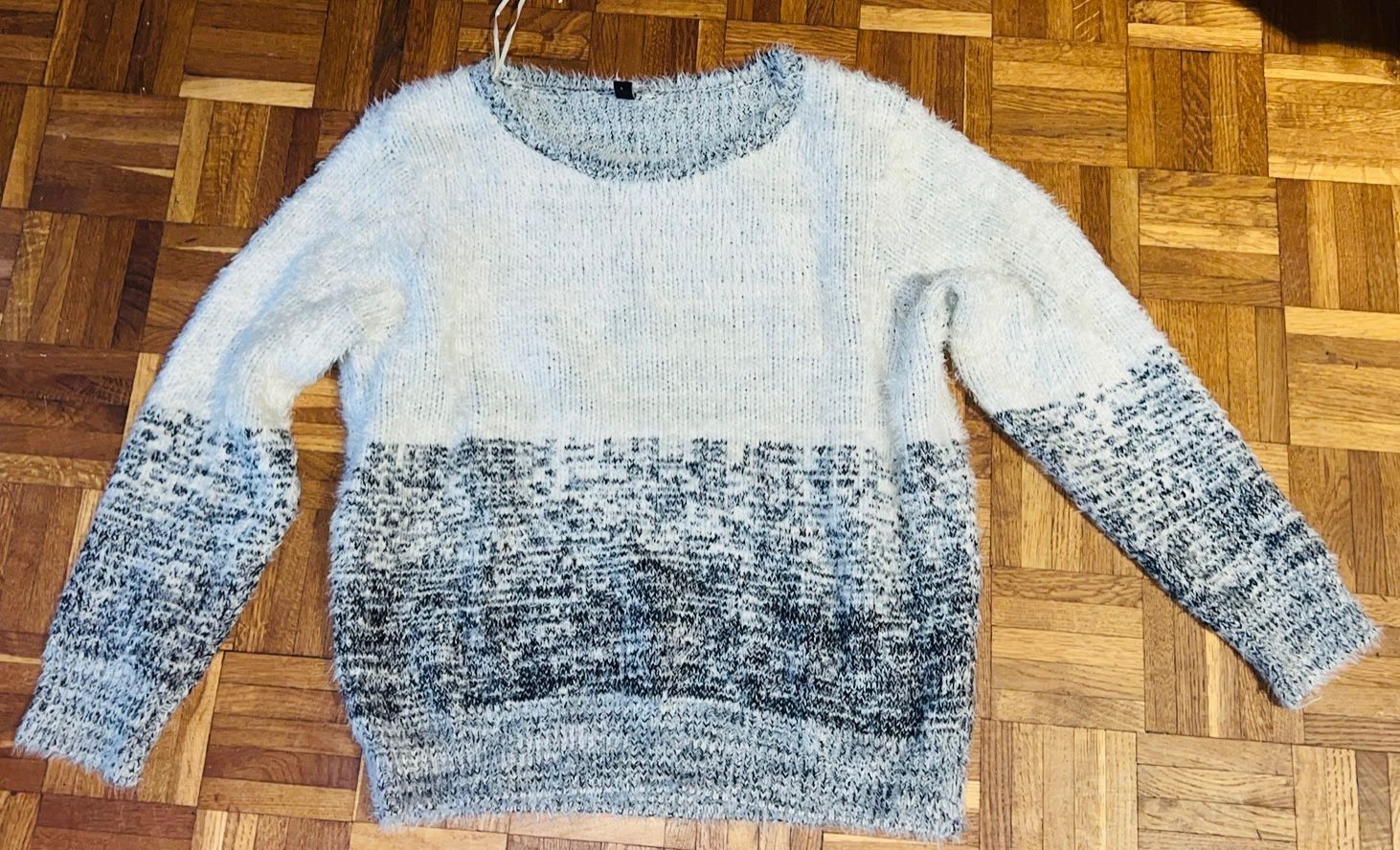 Pulls & Sweat-shirts: Flauschiger Winter Pullover, Grösse L, Grau/Weiss – D'occasion à Basel par Tierschutz-Flohmi