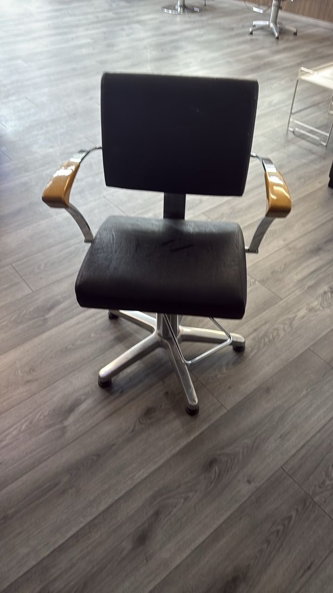 Sedie: Friseurstuhl mit Drehfunktion - Ideal fürs Home-Studio – Usato da Zürich venduto da rib_m6k8