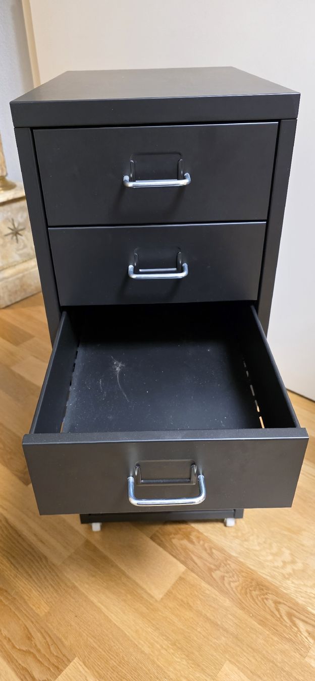 Commodes: Schwarzes Schubladenmöbel aus Metall – D'occasion à Kaufdorf par Nati-Nati 2