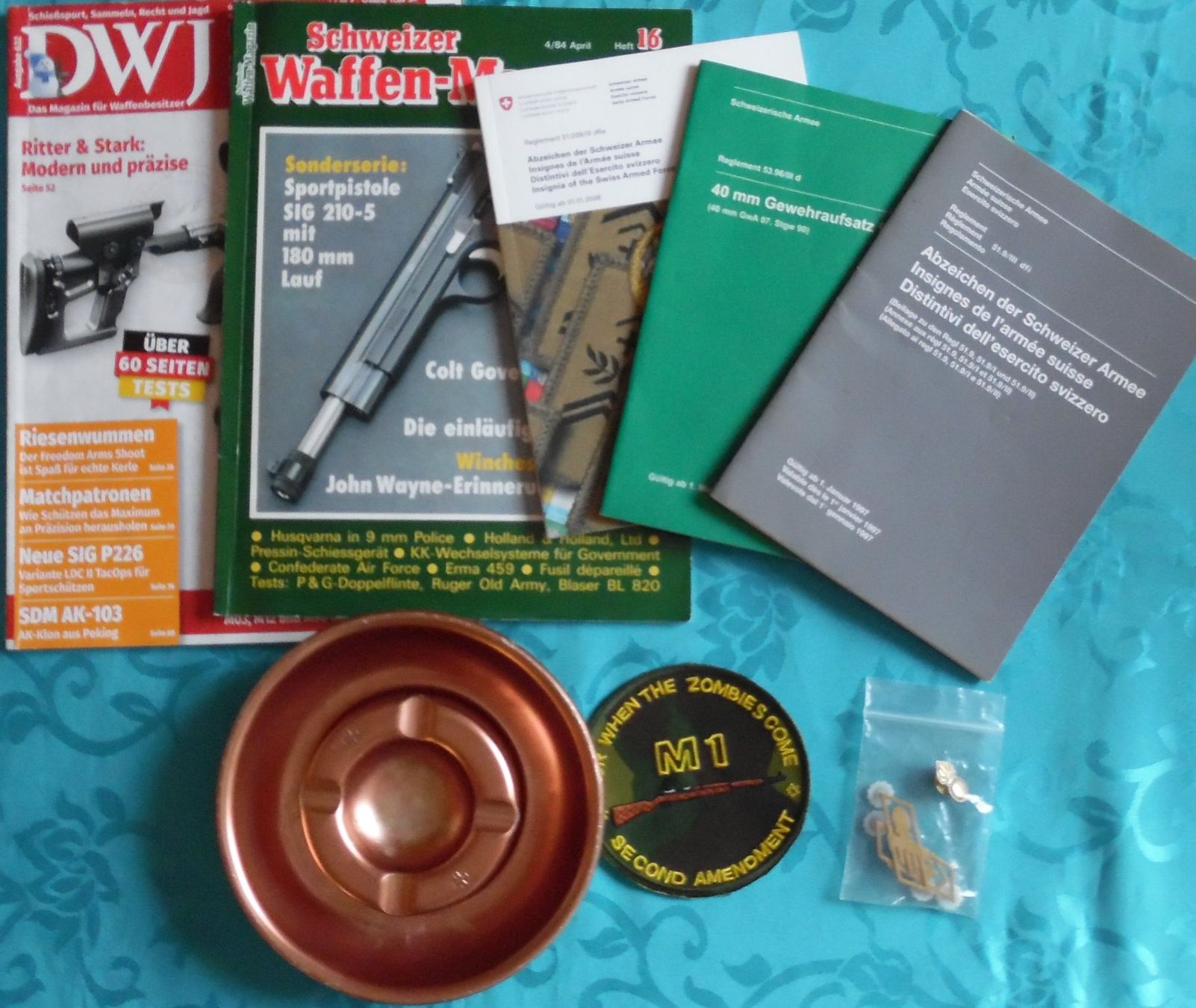Schweizer Armee Placchette & Badge: Lot Militär-Abzeichen, Hefte, u.s.w. – Usato da Bellinzona venduto da Luna093