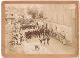 2 Saint-Cergues, Soldaten bei Parade Rev