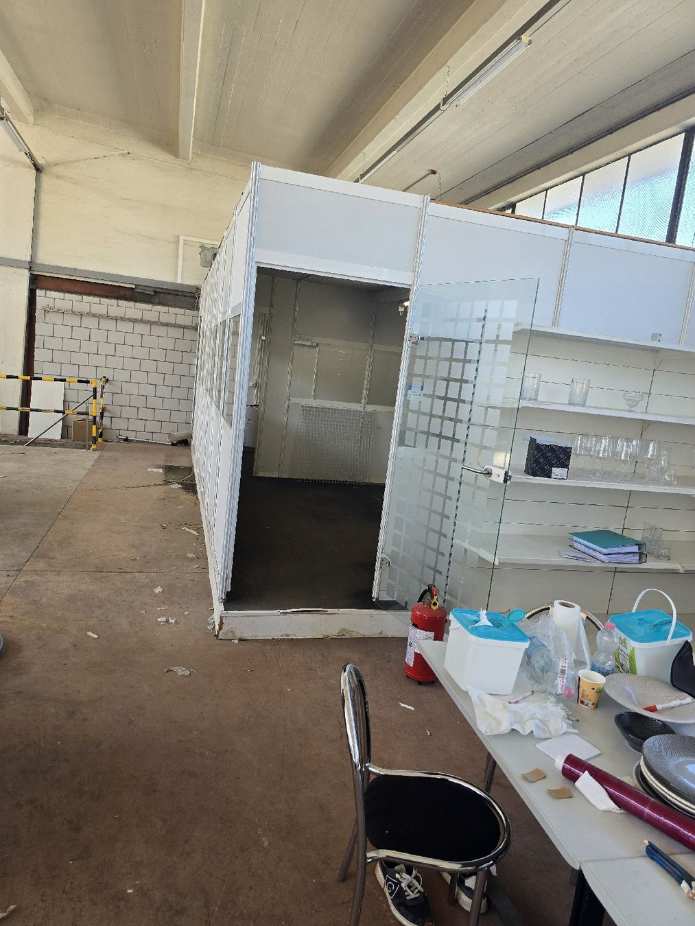 Contenitori edile: Bürocontainer mit Fenster. – Usato da Safenwil venduto da Leo.87. 2