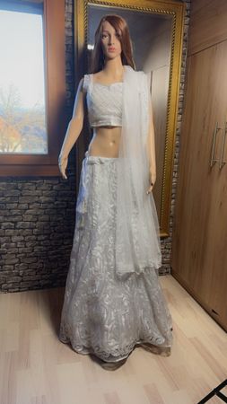 Verführerischer Silberner Netz-Lehenga