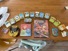 plus de 2000 carte pokémon 2 livres 3 boîtes et 3 jetons