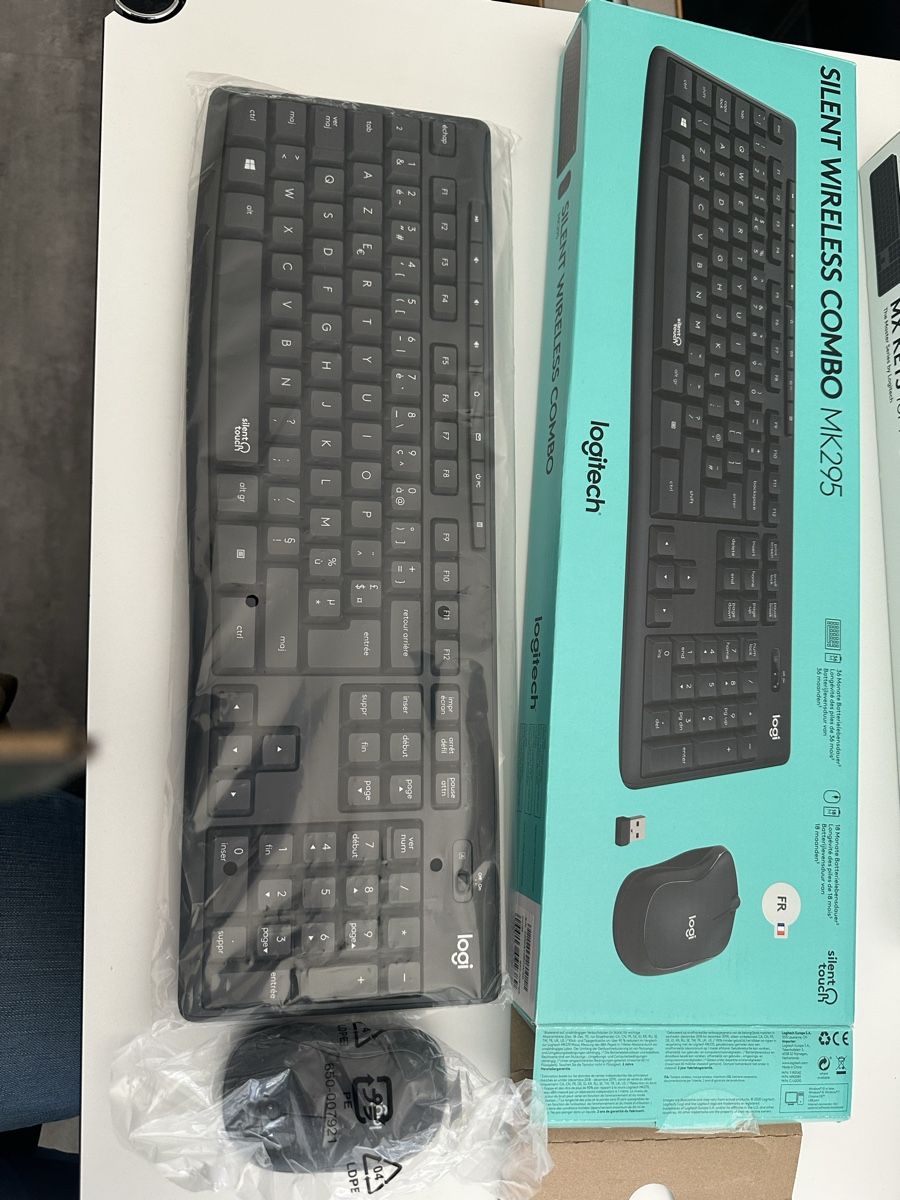 Logitech Tastiere: Logitech MK295: Kabelloses Tastatur-Maus-Set - FR version – Nuovo e nell'imballaggio originale da Muttenz venduto da Tschulietta_105 1