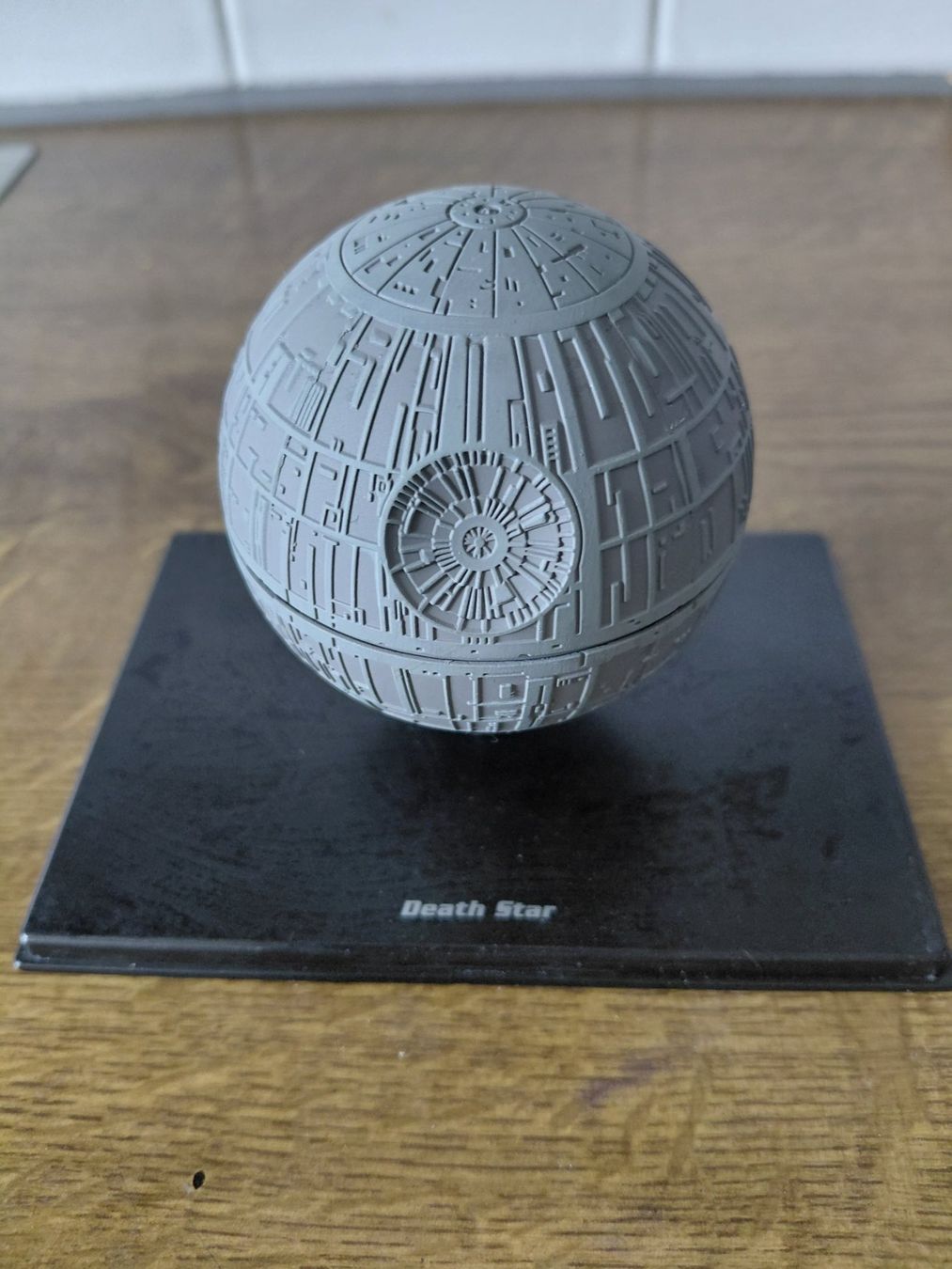 Star Wars Modellbausätze & Standmodelle: Star Wars Todesstern Modell - Sammlerstück! – Gebraucht aus Zürich von Grancanaria