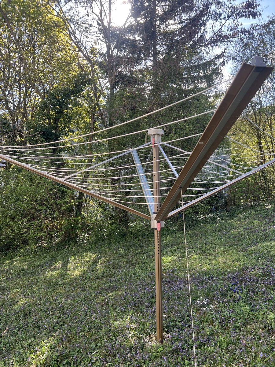 Stewi Stenditoi: Étendoir à linge rotatif de jardin – Usato da La Neuveville venduto da XavierLuke