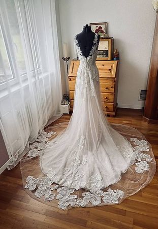 NEU! Traumhaftes A-Linie Brautkleid mit romantischen Blüten