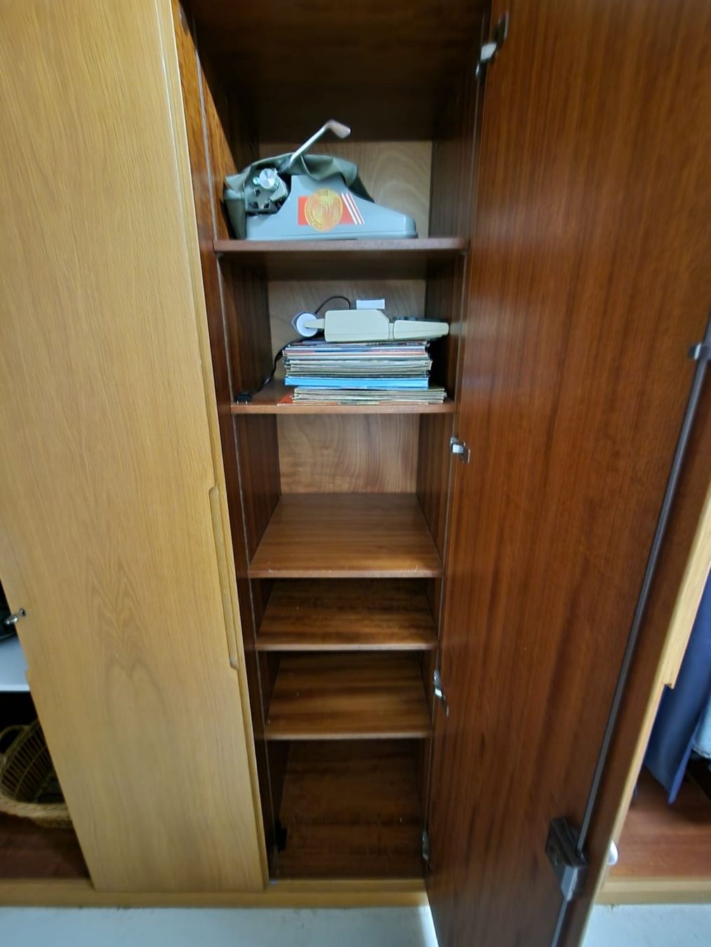 Armadi: Schrank mit 5 Türen – Usato da Hettlingen venduto da Ratio 4