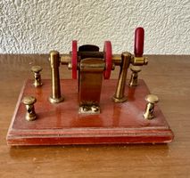 Drehspul-Galvanometer mit Messing und Holzgehäuse