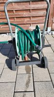 Gartenschlauch mit Wagen und Rolle