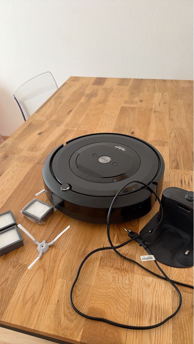 Irobot Staubsauger & Zubehör: iRobot Roomba Robot Vacuum Black – Gebraucht aus Regensdorf von __Claudia_