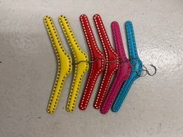 Kleiderbuegel mit Nieten multicolor 6 Stueck guter Zustand