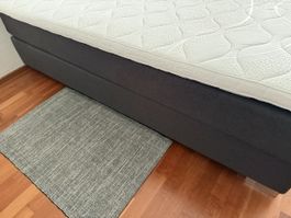 Boxspringbett grau mit Matratze in gutem Zustand