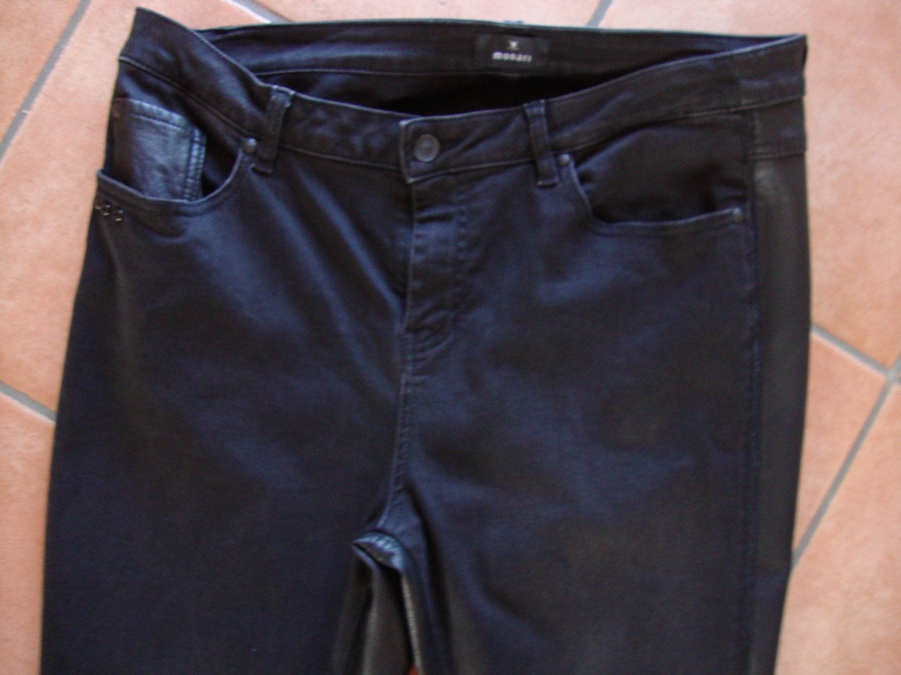 Monari Pantaloni: Monari Hose schwarz Gr.42. eher Gr.44 hintenTextilleder – Usato da Rüthi (Rheintal) venduto da bluechi 2