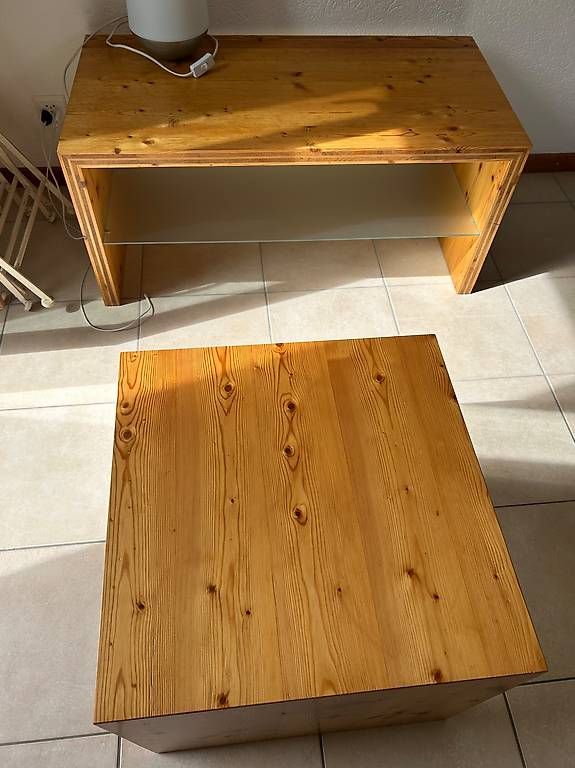 Tables: Solide table, pin 50x50x50 – D'occasion à Colombier VD par DENYSE01 3