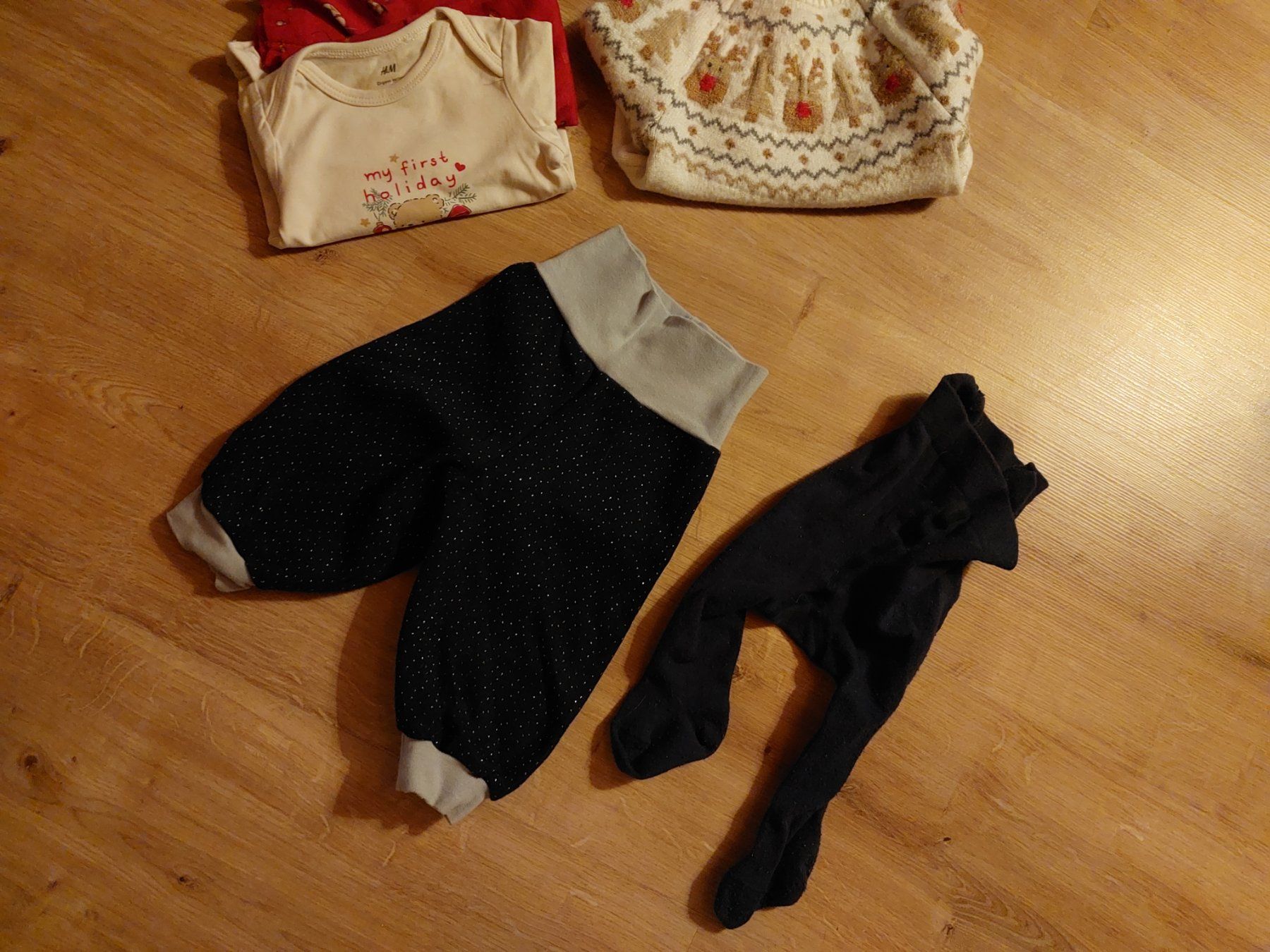 Kleiderpakete & -sets: Winter Kleiderpaket Gr 62/68 Weihnachten Pullover, Body, ... – Gebraucht aus Büttikon AG von lca_v7pb 4