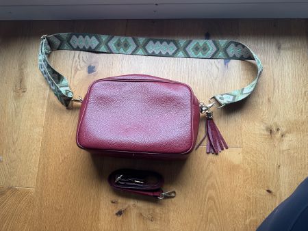 Weinrote Ledertasche inkl. 2 Trageriemen