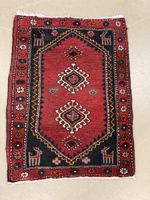 Orientteppich handgeknüpft rot mit Tiermotiven klein