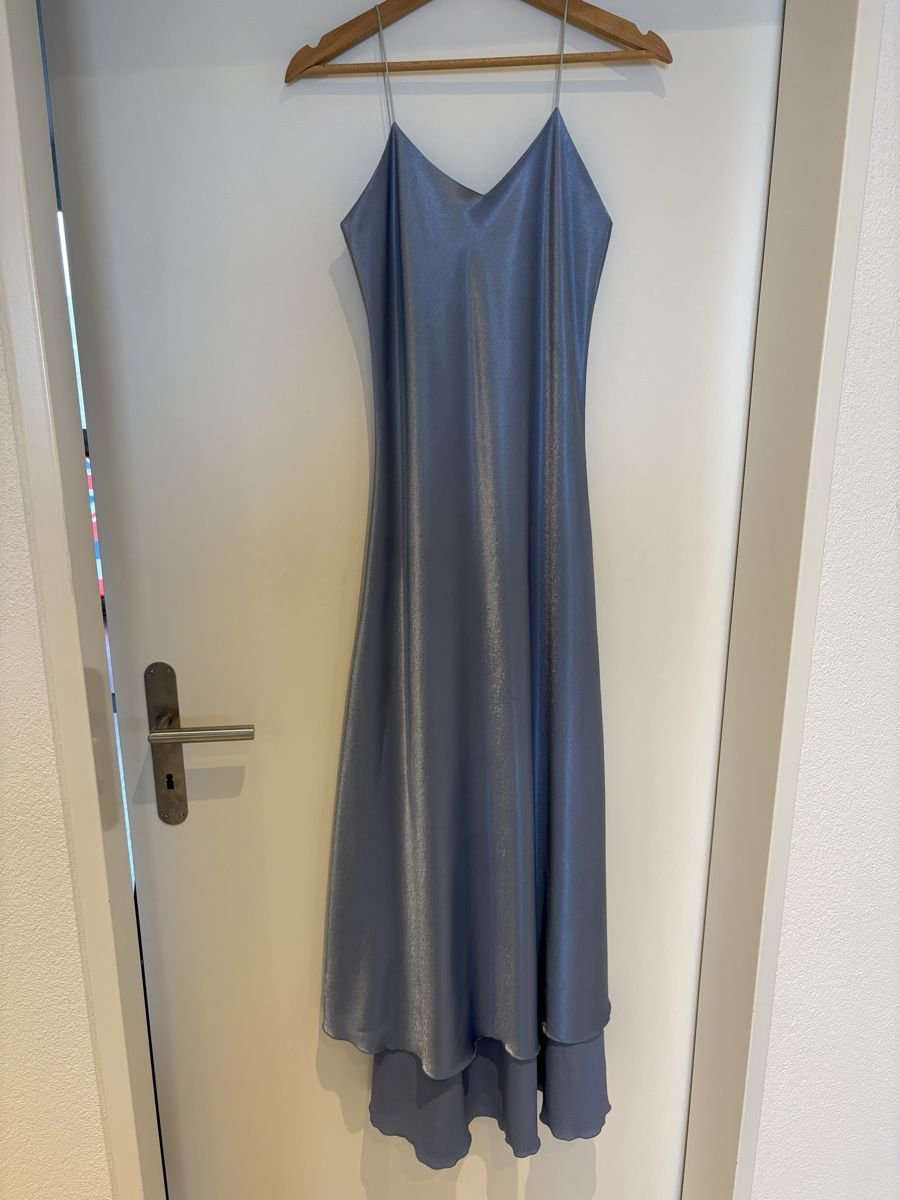 Kleider: Samtig, schimmerndes hellblaues Kleid, 36/38 – Gebraucht aus Kloten von Eilahtan77 2