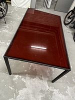 Tisch / Gartentisch mit rotem Glas