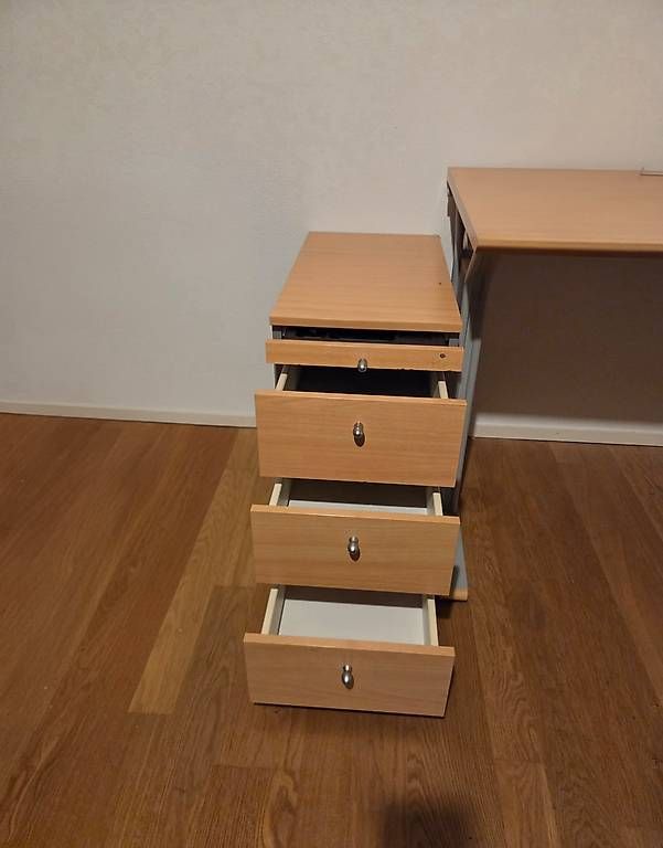 Bureaux: GRATIS  Pult / Schreibtisch  muss bis Montag weg – D'occasion à Luzern par sabet01 2