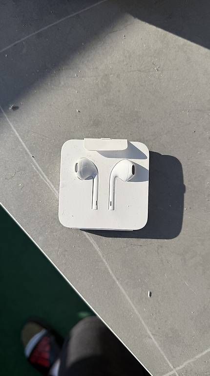 Casques audio: Écouteurs iPhone filaire neuf – D'occasion à Bussigny par WarKLoR_