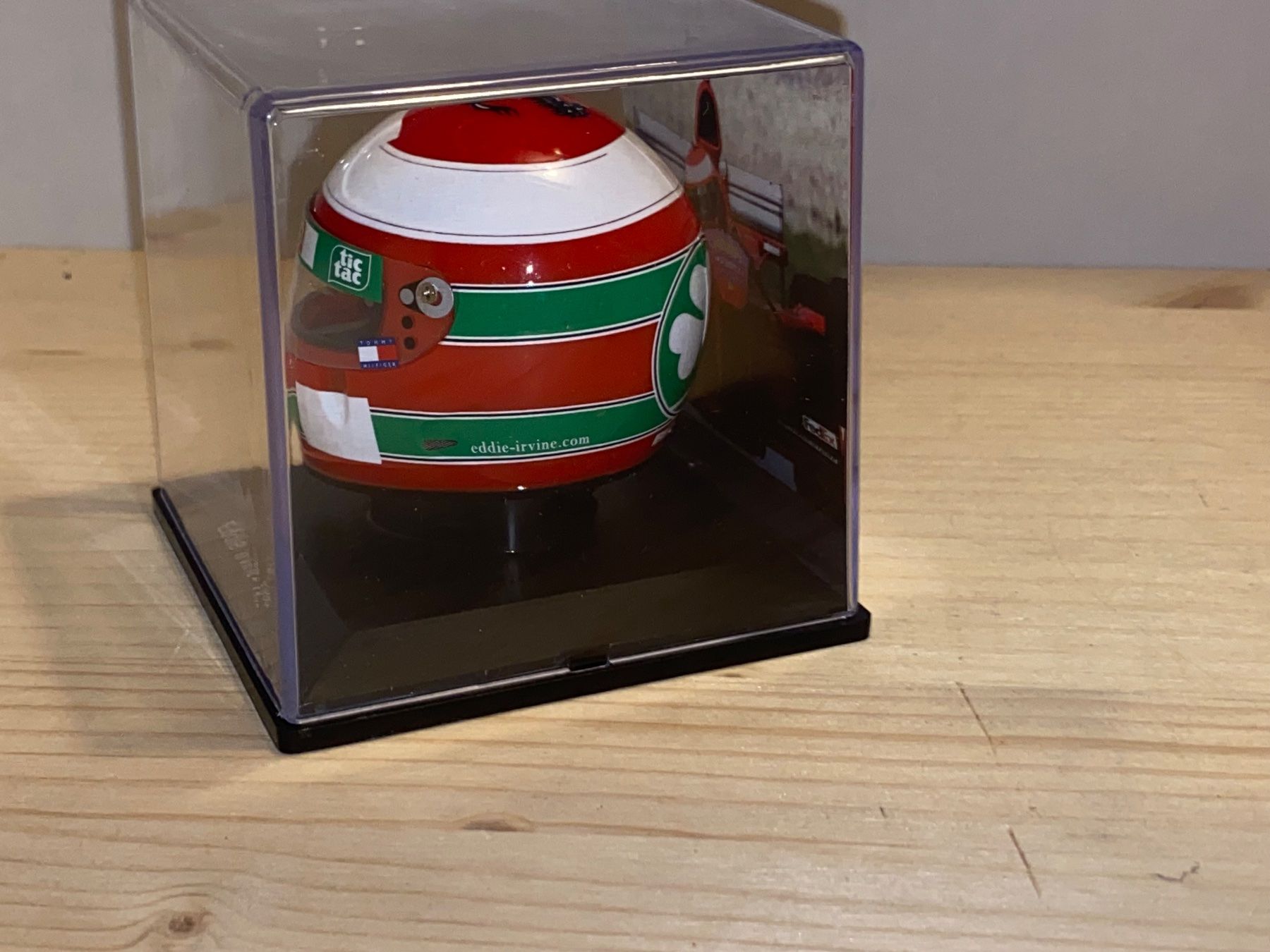 Ferrari Modellini d'auto: Ferrari Helm 1/5 Eddie Irvine 1999 – Nuovo (secondo la descrizione) da Wohlen AG venduto da PrivatSammlung 2