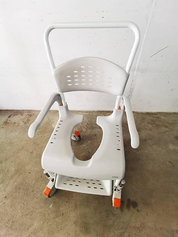 Sedie: Chaise de douche percée  – Usato da Attalens venduto da Tpluess