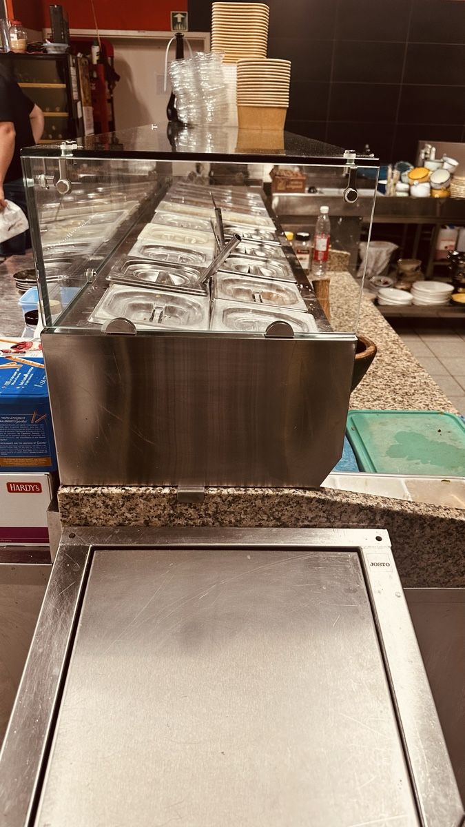 Vitrines: Gastro Kühlvitrine gebraucht – D'occasion à Grüningen par val_q9w9 1