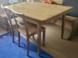 Ausziehbarer Holztisch und 2 Stühle dazu