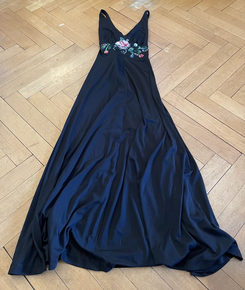 Vestiti: Abito lungo nero elegante con ricamo floreale – Usato da Pura venduto da ndo_6zqx