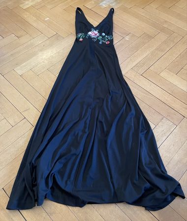 Abito lungo nero elegante con ricamo floreale