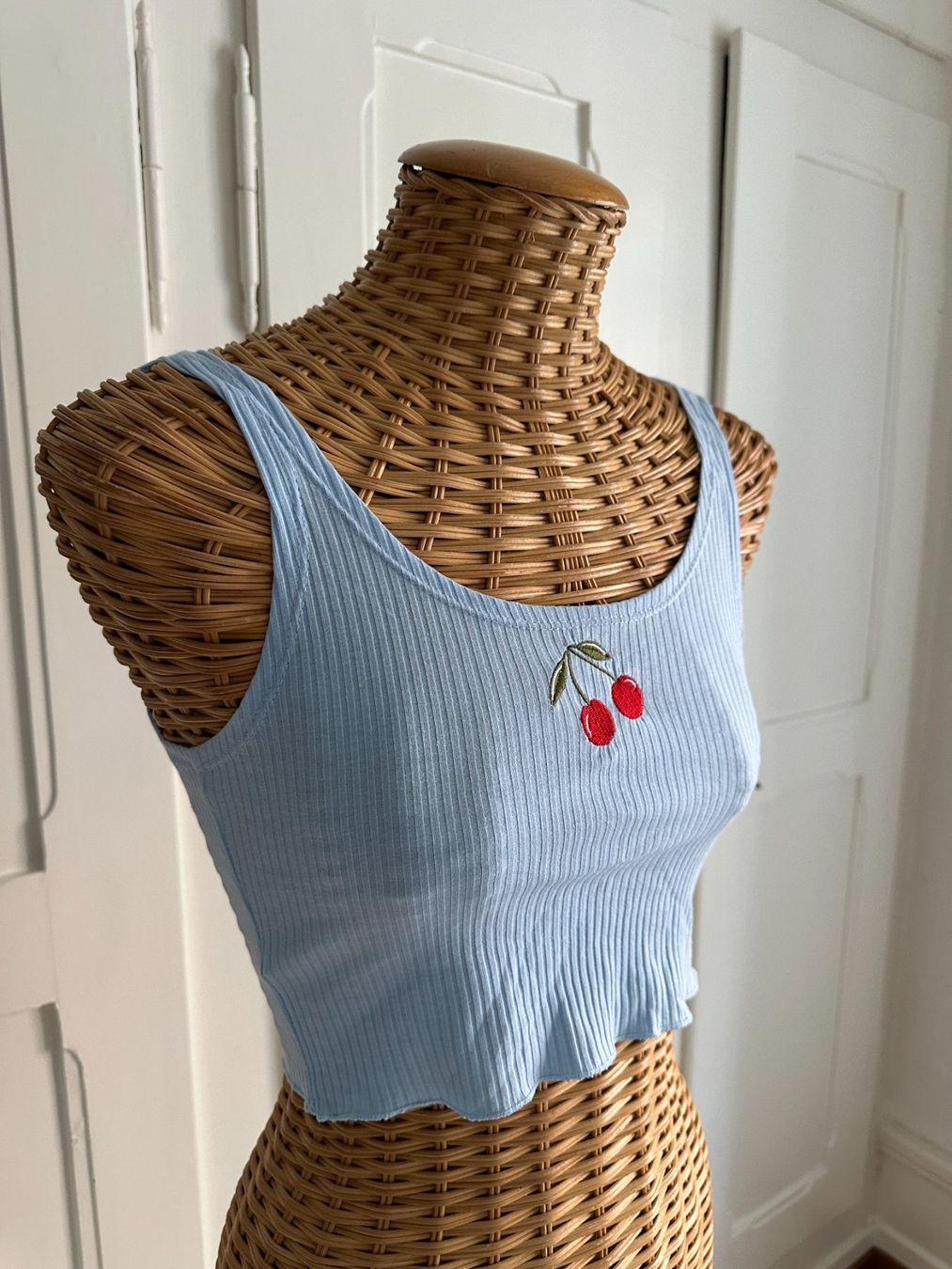 Top: Cropped Top hellblau mit Kirsche XS – Usato da Zürich venduto da Diazaio 1