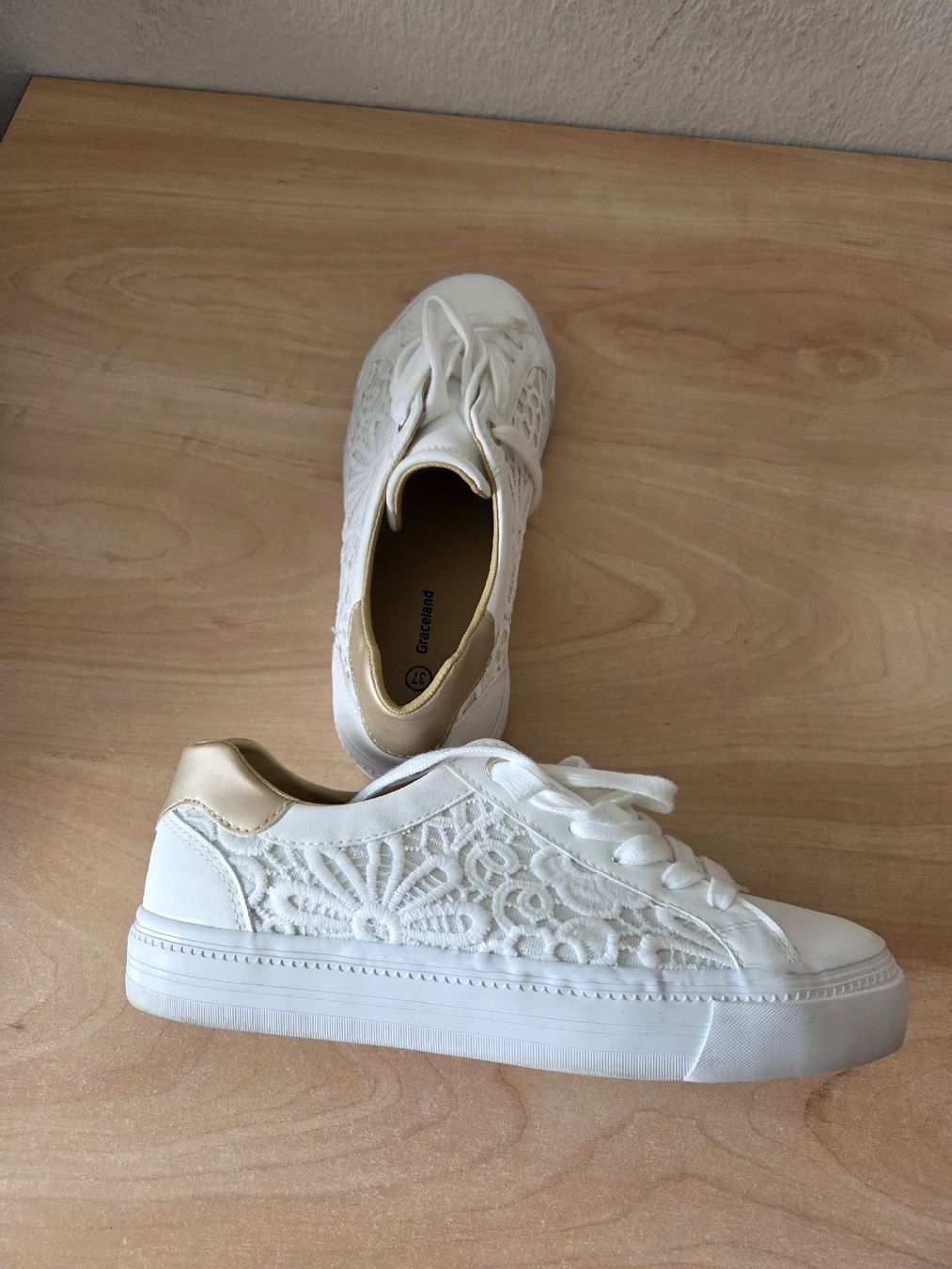 Scarpe da donna: Weisse Damensneaker mit Spitzen Muster Gr.37 – Usato da Winterthur venduto da katzen07 7